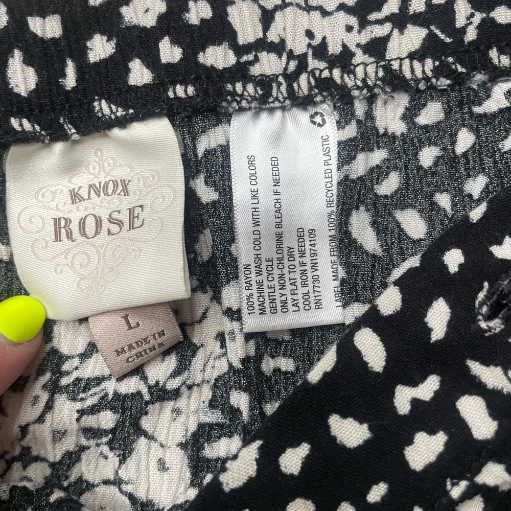 Black and white floral skirt - Picture 5 of 9